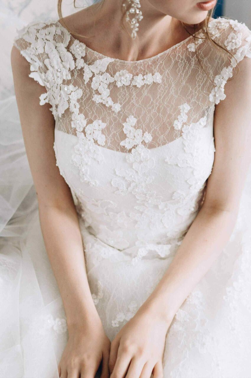 https://vitamemoria.ca/wp-content/uploads/2020/11/wedding_dress_02-scaled-1-850x1280.jpg